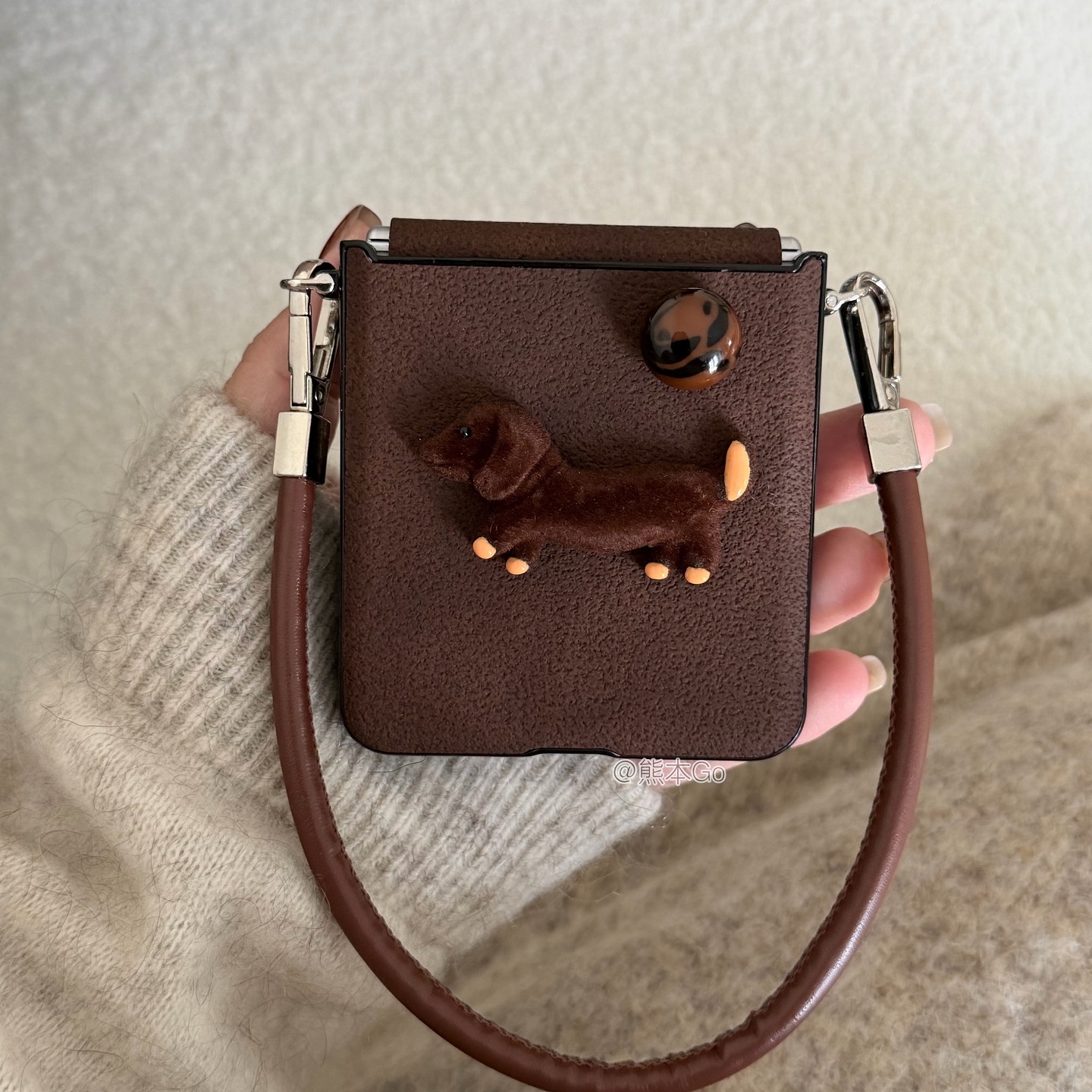 秋冬可爱腊肠狗适用华为purax手机壳三星ZFLIP7/6/5护轴皮质保护套小米Mixflip2手拎挂绳pocket硬壳荣耀Vflip