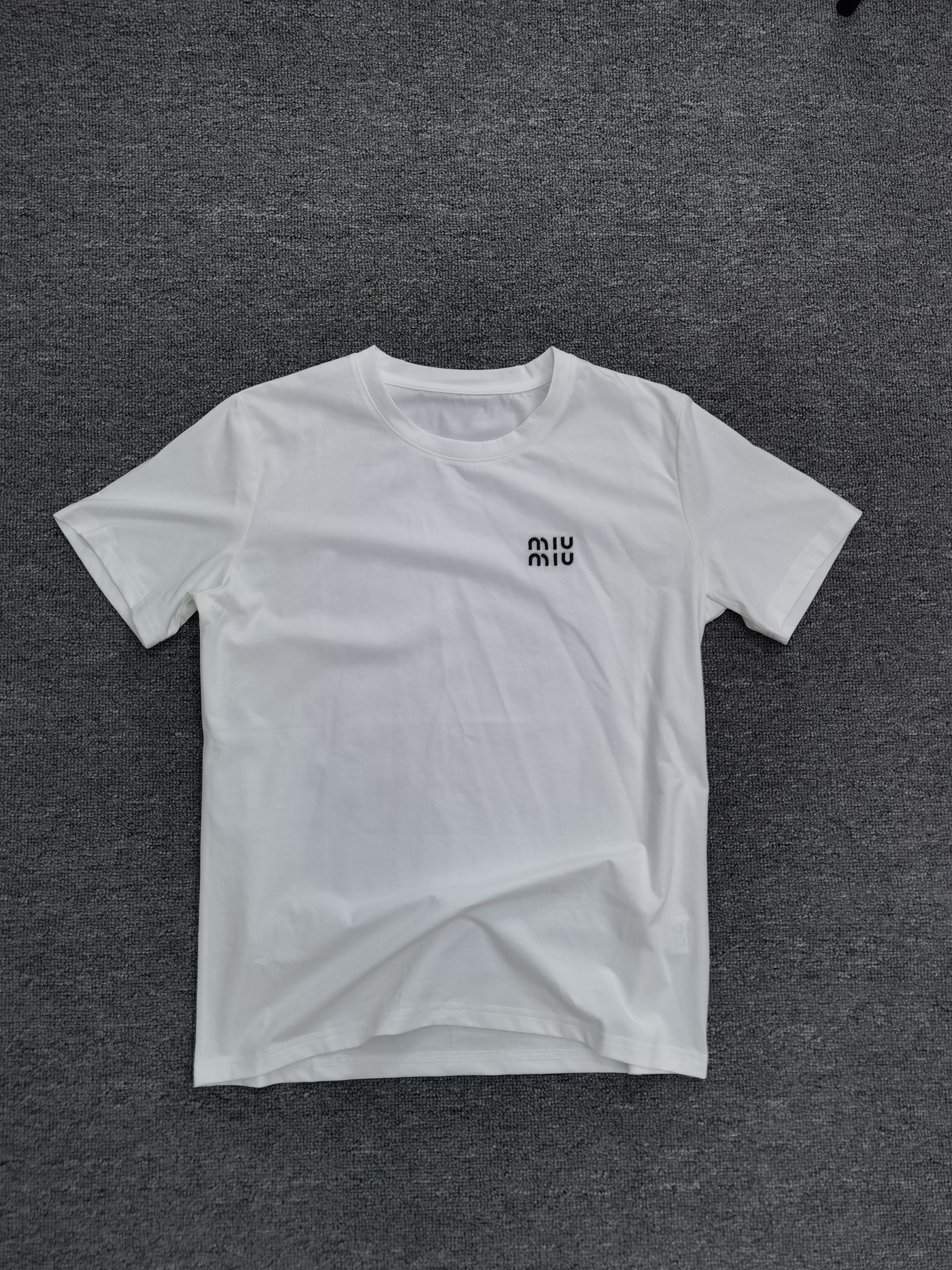 2026新款短袖圆领针织春夏季T恤女打底衫纽扣条纹洋气宽松上衣白