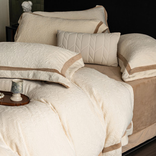 通州区雅佰庭纺织品厂高端A类270克超厚全消光牛奶绒四件套雕花