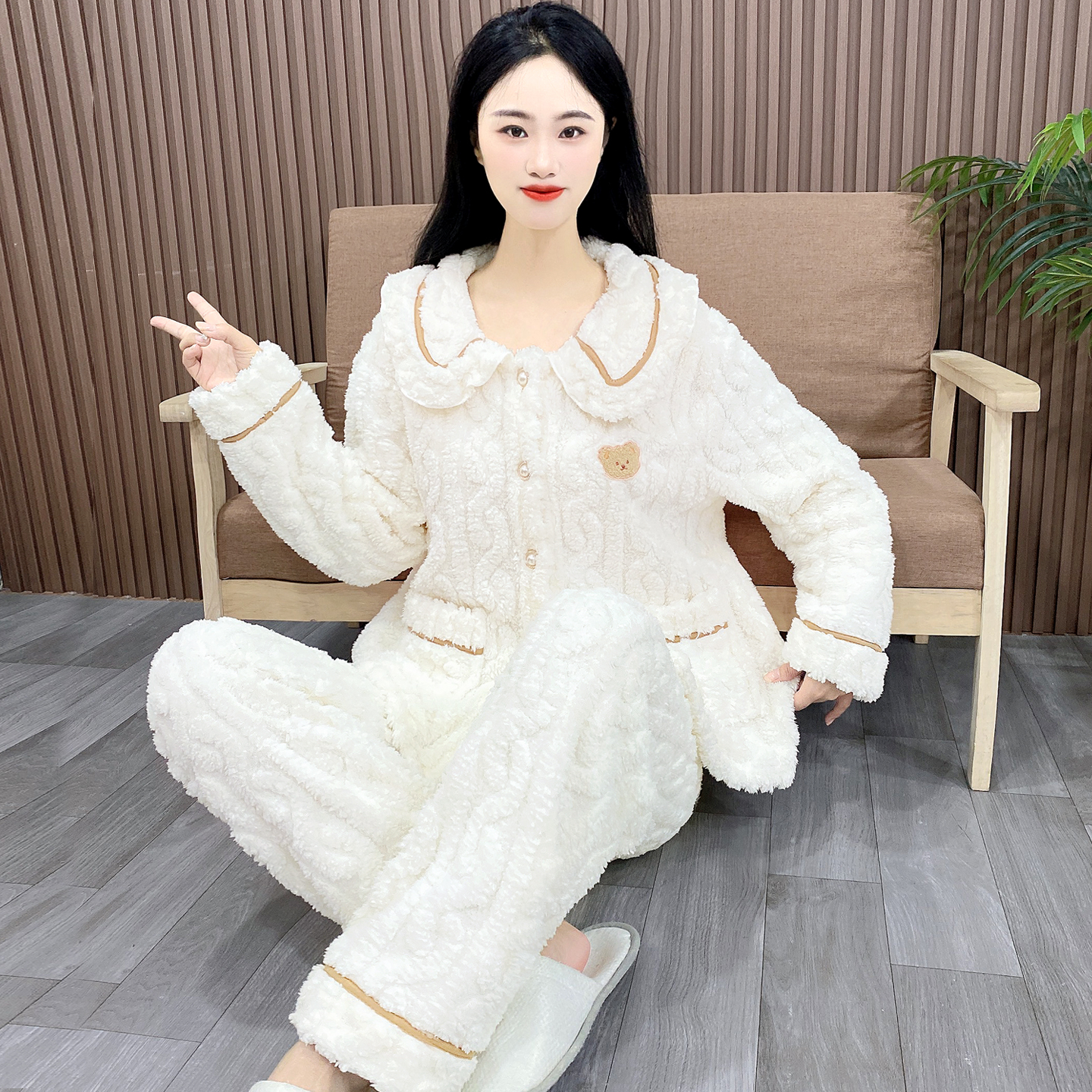 冬季加厚珊瑚绒睡衣女款长袖加绒女士可外穿毛绒法兰绒大码家居服