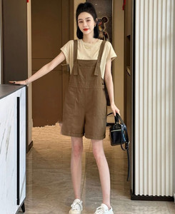 休闲时尚背带裤套装女2024年洋气条纹t恤+短裤显瘦减龄爆款两件套
