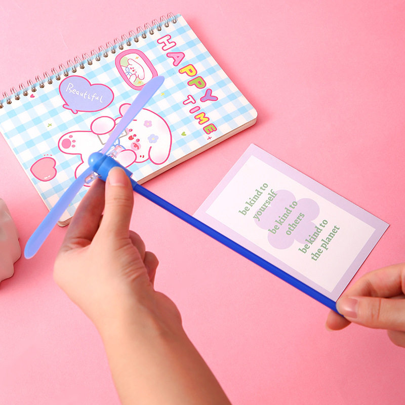 빛나는 대나무 잠자리 향수 빛나는 장난감 포스트 80년대 야시장 진흥을 위한 작은 선물 야외 플래시 장난감 스톨 공급