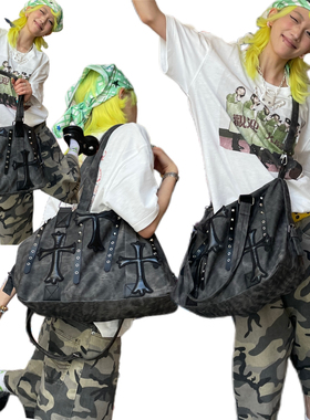 日光欲哥特机车Y2K小众废土十字架单肩斜挎大容量通勤波嬉托特包