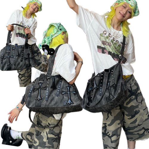 日光欲哥特机车Y2K小众废土十字架单肩斜挎大容量通勤波嬉托特包