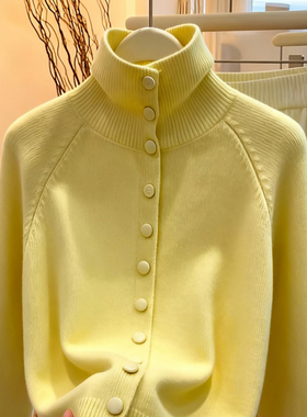 2025秋冬季新款法式温柔风高领针织开衫女黄色减龄显瘦毛衣上衣潮