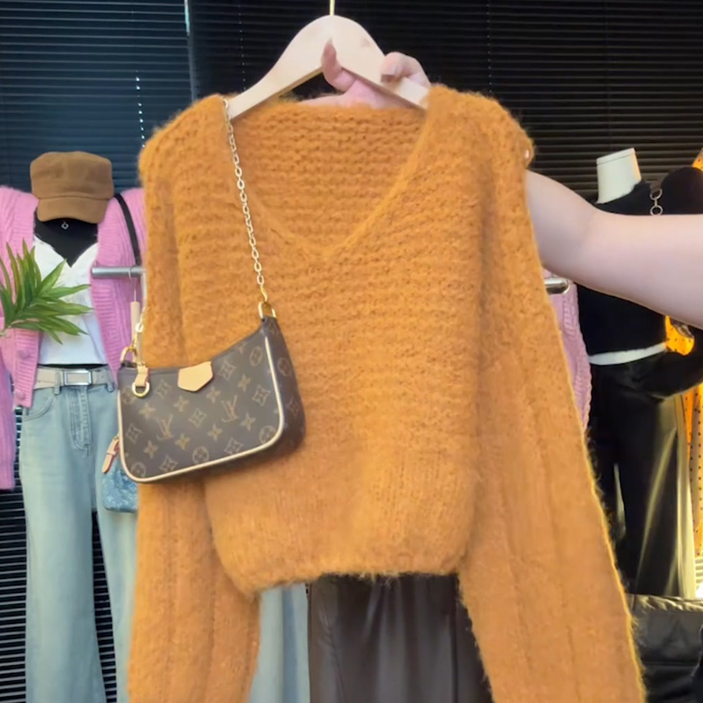 韩版慵懒风黄色v领软糯针织衫女