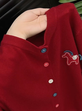 新年红色小马刺绣针织开衫女秋冬季新款本命年氛围感穿搭毛衣外套