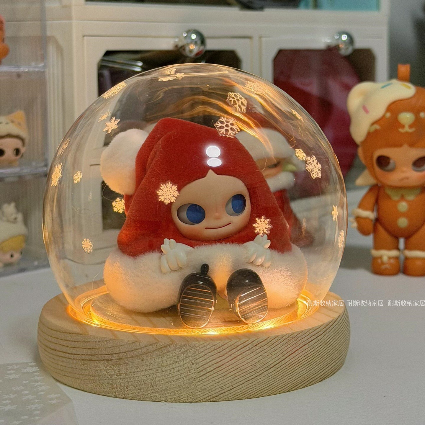 Zsiga帽子下的礼物发光玻璃展示