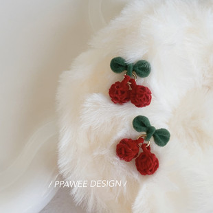 圣诞樱桃耳环女秋冬新年主题红色毛绒球耳钉小巧耳夹无耳洞耳饰品