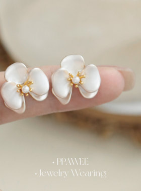 纯白花影|白色鸢尾花朵耳饰简约精致珍珠耳钉法式复古高级感耳环