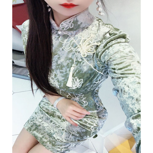 高端日常短款刺绣丝绒旗袍显白