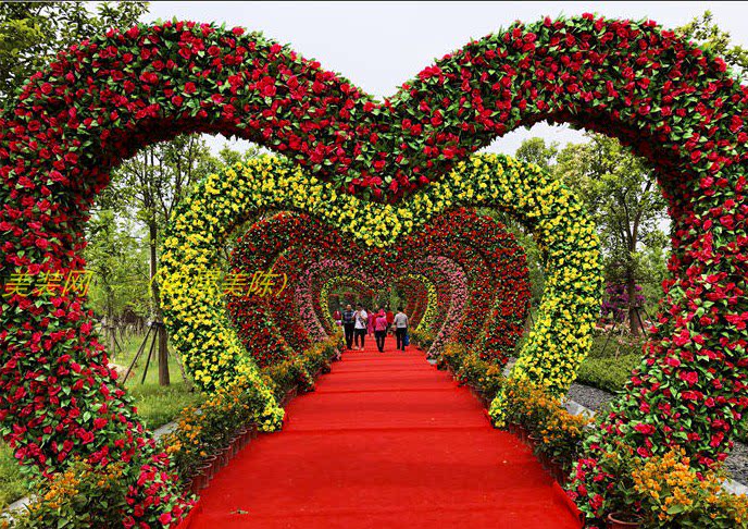 爱心拱门制作文旅景区亮化节日摆件情人节婚庆堆头走廊过道绿雕