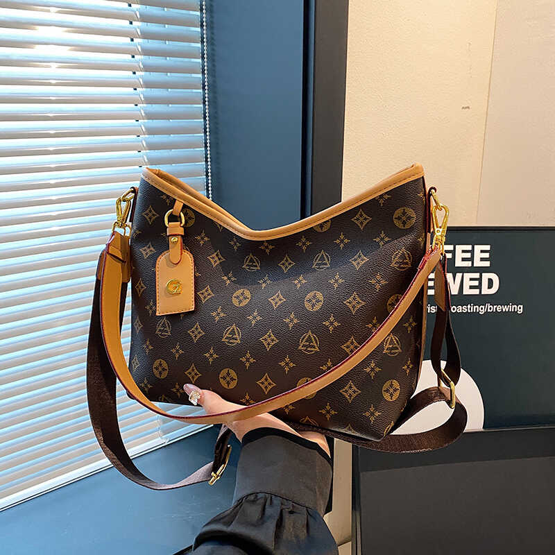 网红大容量老花通勤托特包