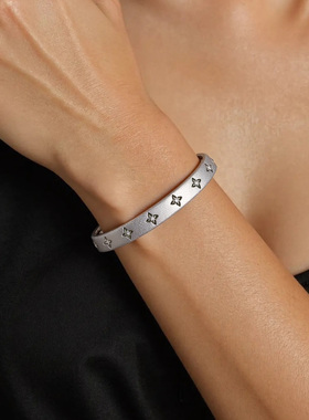 S925银简约镂空四叶草拉丝手镯