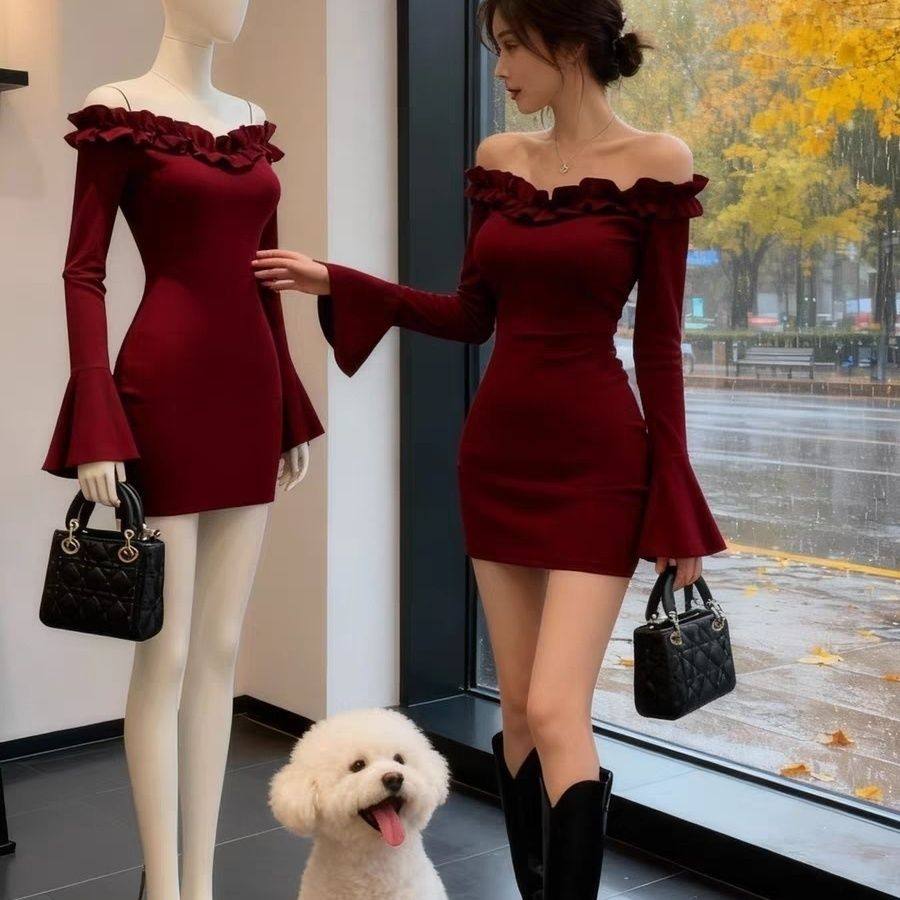 一字肩酒红色连衣裙女2025秋冬新款喇叭袖花边包臀显瘦性感短裙子