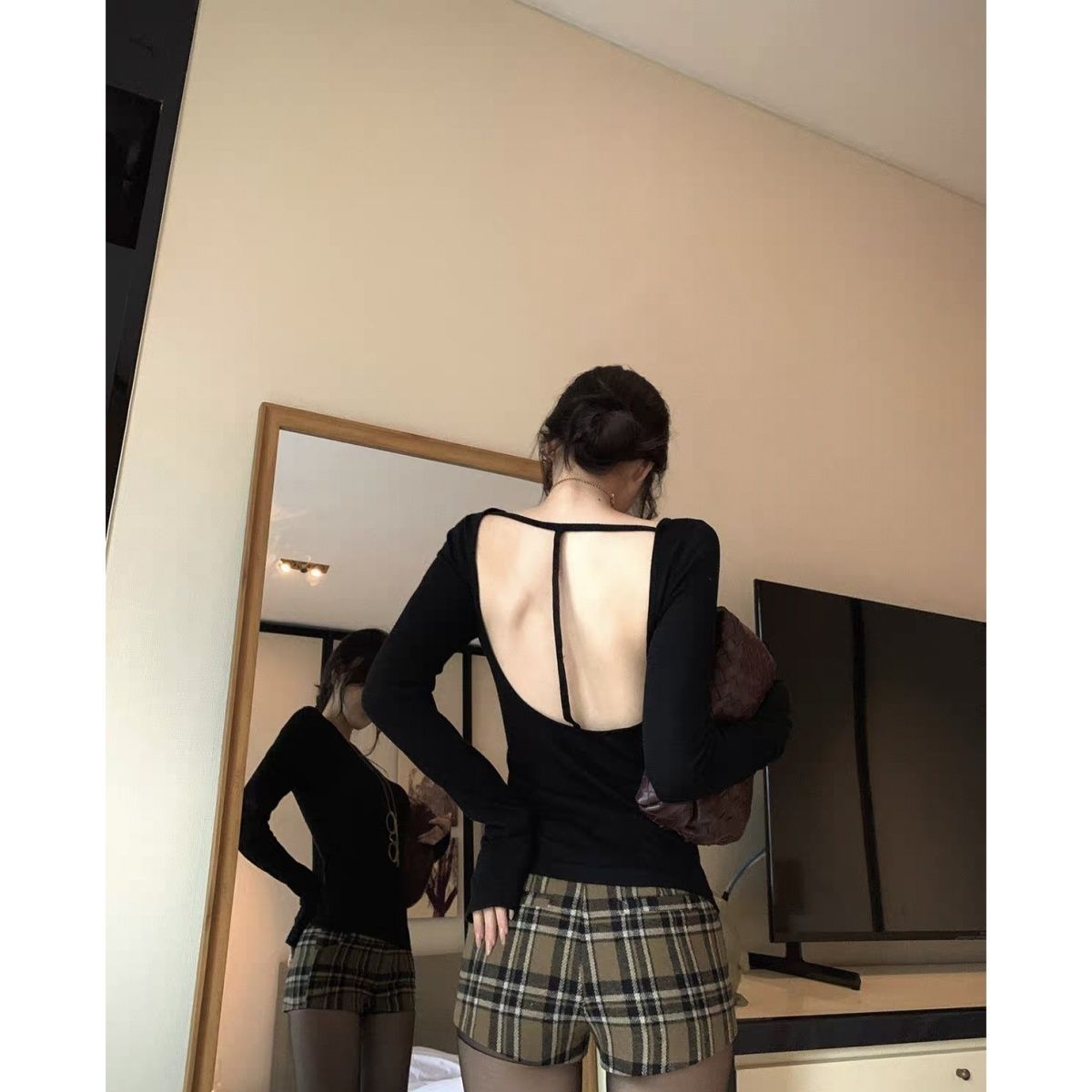 辣妹风露背镂空黑色长袖T恤女早秋穿搭修身时髦打底衫内搭上衣