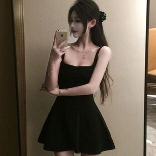 小个子赫本风黑色方领吊带连衣裙女法式纯欲收腰显瘦无袖a字短裙