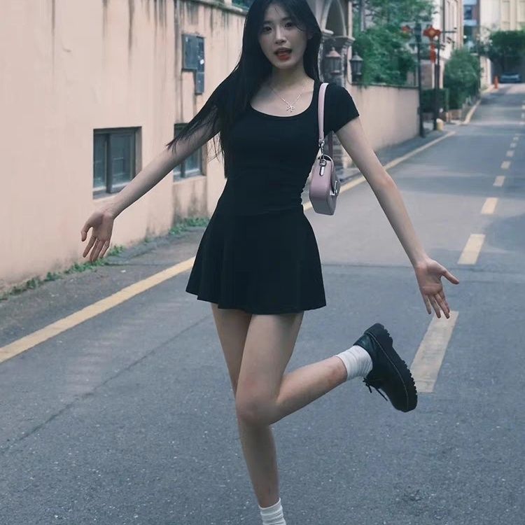 辣妹气质穿搭短裙黑色方领连衣裙子女夏季2024新款高级感小黑裙潮