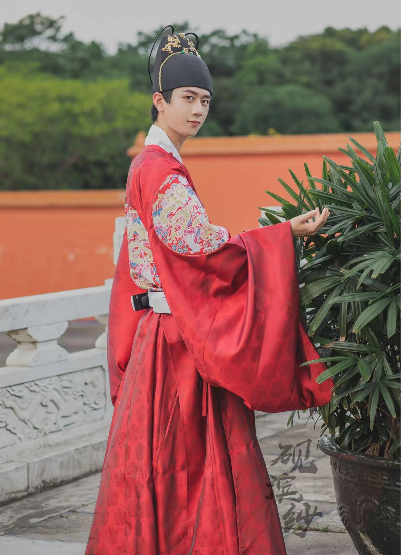 砚滨纱圆领袍男明制汉服兔龙望月