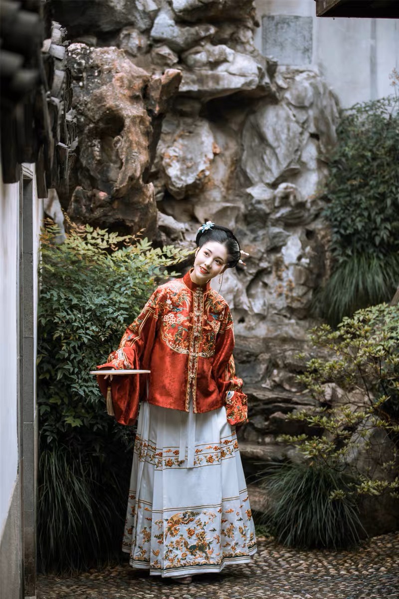 【出租】凤麟富贵胭脂红盘金绣花马面袄裙套装· 云河千色汉服