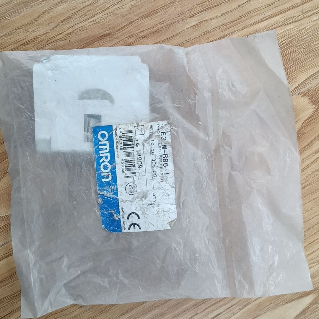 OMROM  E3ZM-B86-1传感器 末用 较旧