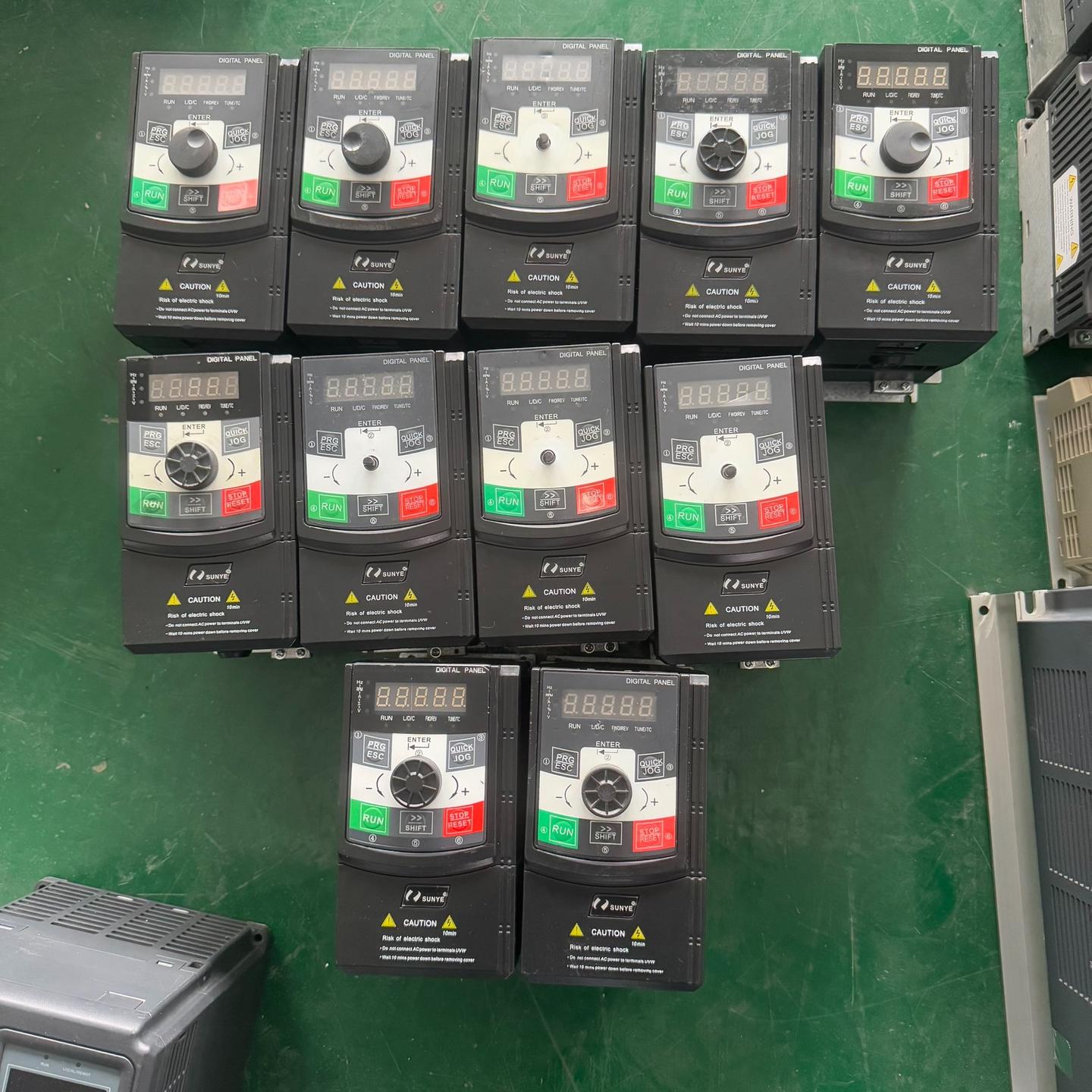 日业变频器 型号CM530H-4T1R5GB/2R2PB 1