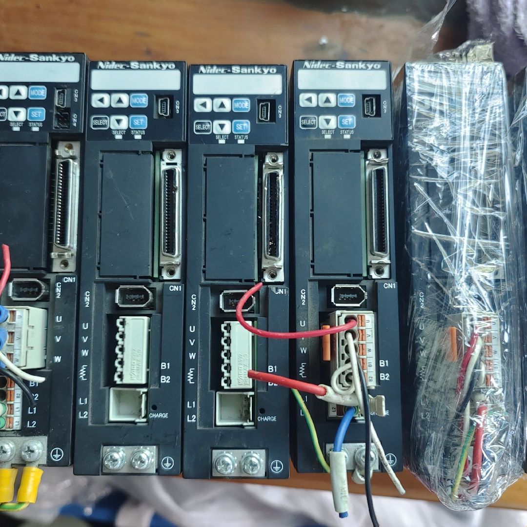 DA22411有   DA22421有5个 三协伺服驱动