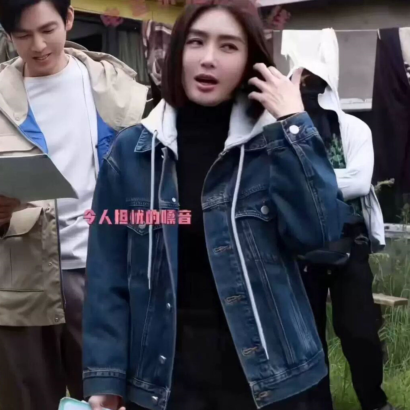 亦舞之城秦岚谭思婷同款蓝色连帽拼接单排扣长袖牛仔夹克短外套女,女装/女士精品,短外套,淘宝优惠券,粉丝福利购,淘宝优惠卷