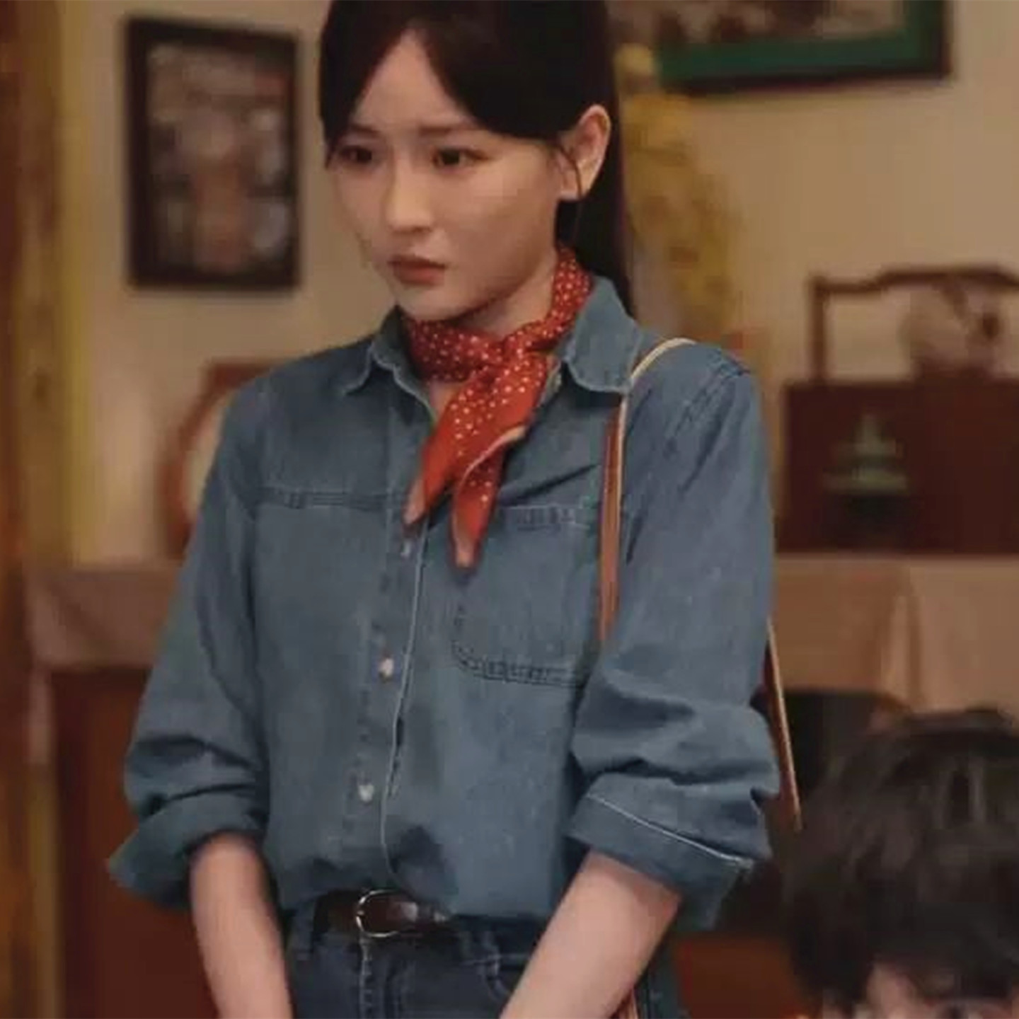 陈爽同款牛仔蓝色尖领单排扣衬衫