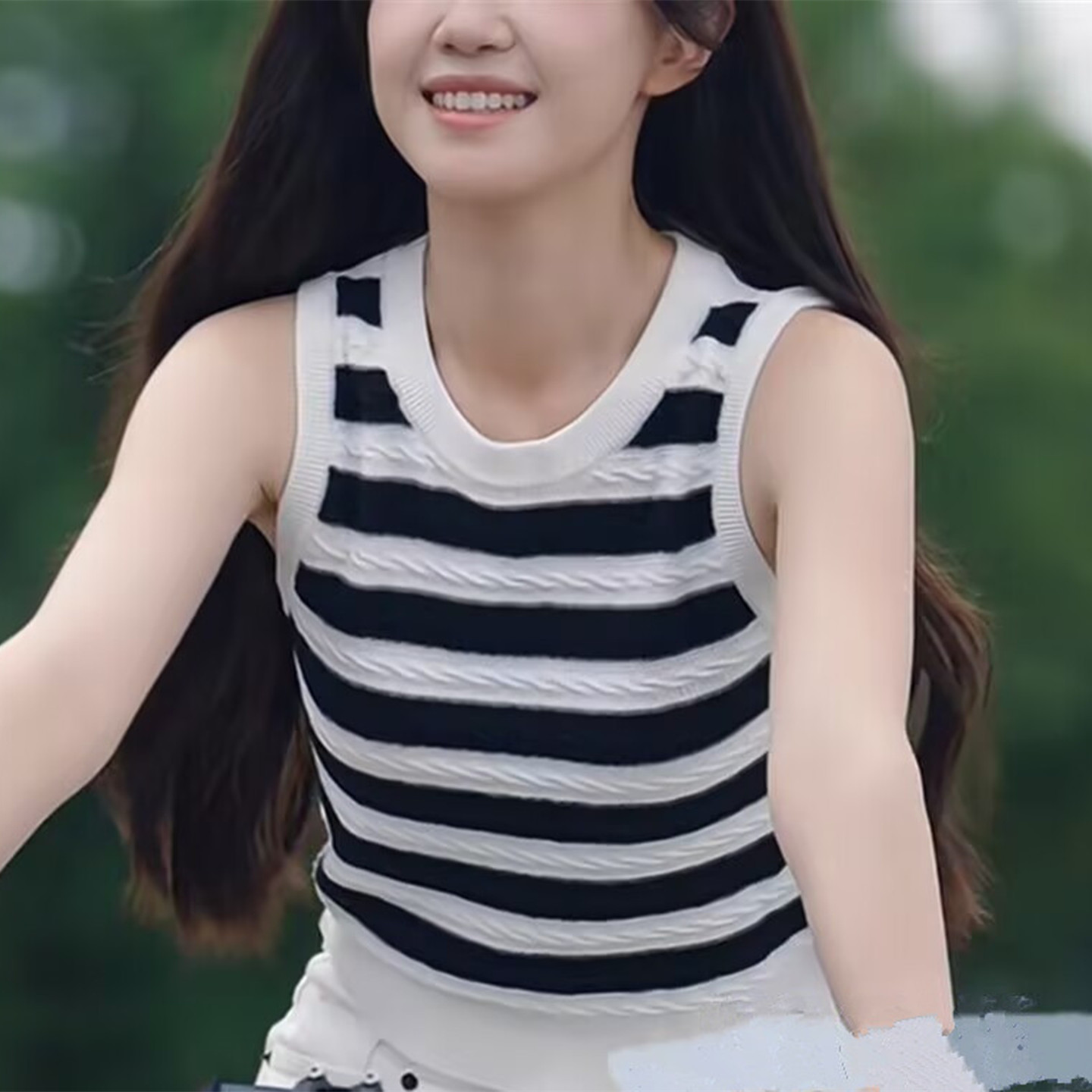 黑白拼色条纹圆领套头针织衫