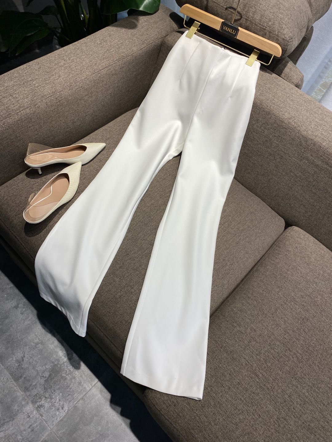 气场全开净色高腰微喇显瘦休闲裤