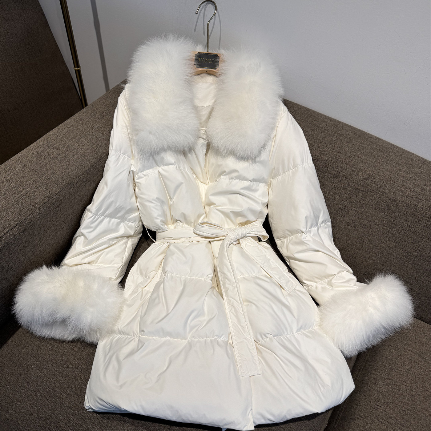 奢美狐狸毛翻领绑带白鹅绒羽绒服