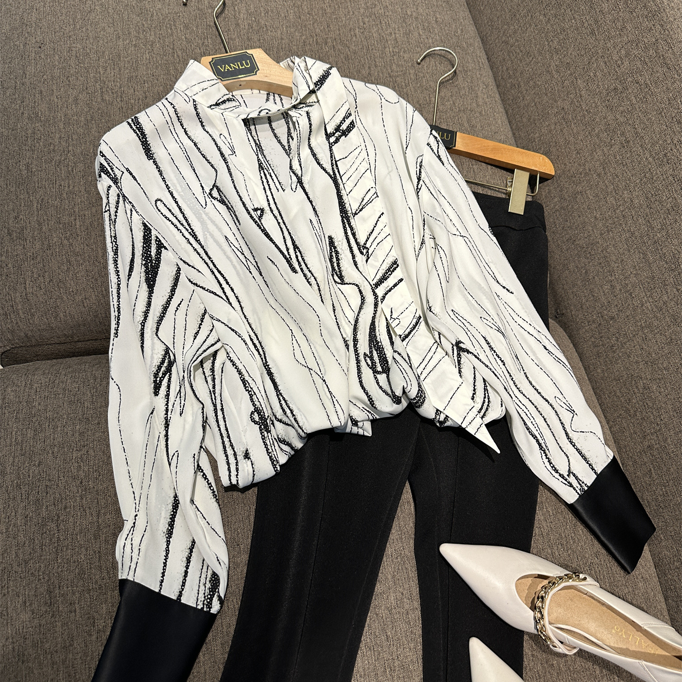 VANLU文艺优雅抽象条纹长袖衬衣