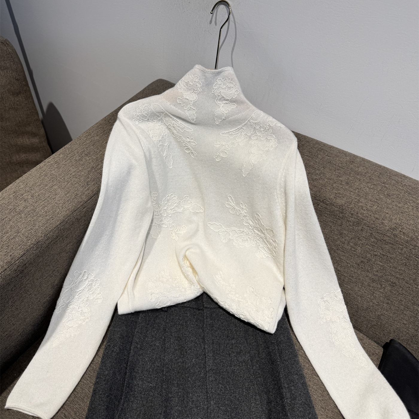 唯美复古刺绣花朵高领长袖羊绒衫