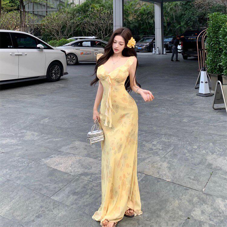 黄色印花吊带连衣裙女夏季法式荷叶边小飞袖裙子收腰气质仙气长裙