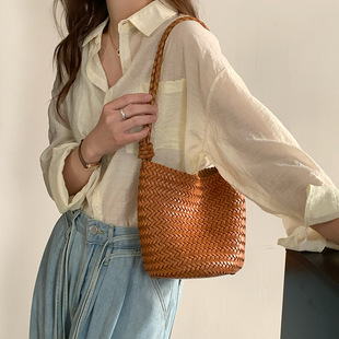 头层牛皮手工编织包2026新款轻复古度假风单肩水桶包女真皮斜挎包