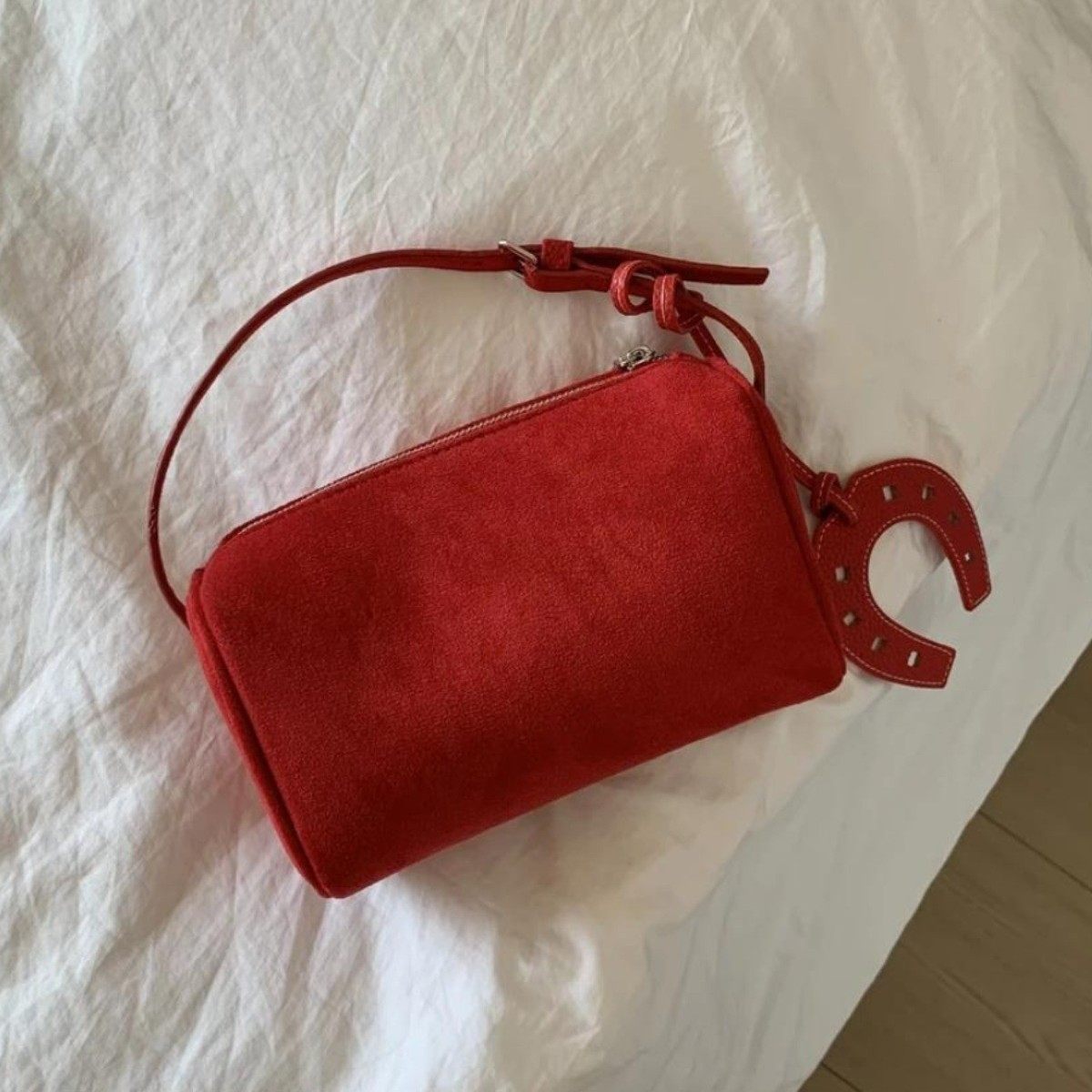 包包工厂小众品牌极简麂皮绒小枕头包包红色婚包斜挎包单肩小方包,箱包皮具/热销女包/男包,腋下包,淘宝优惠券,粉丝福利购,淘宝优惠卷