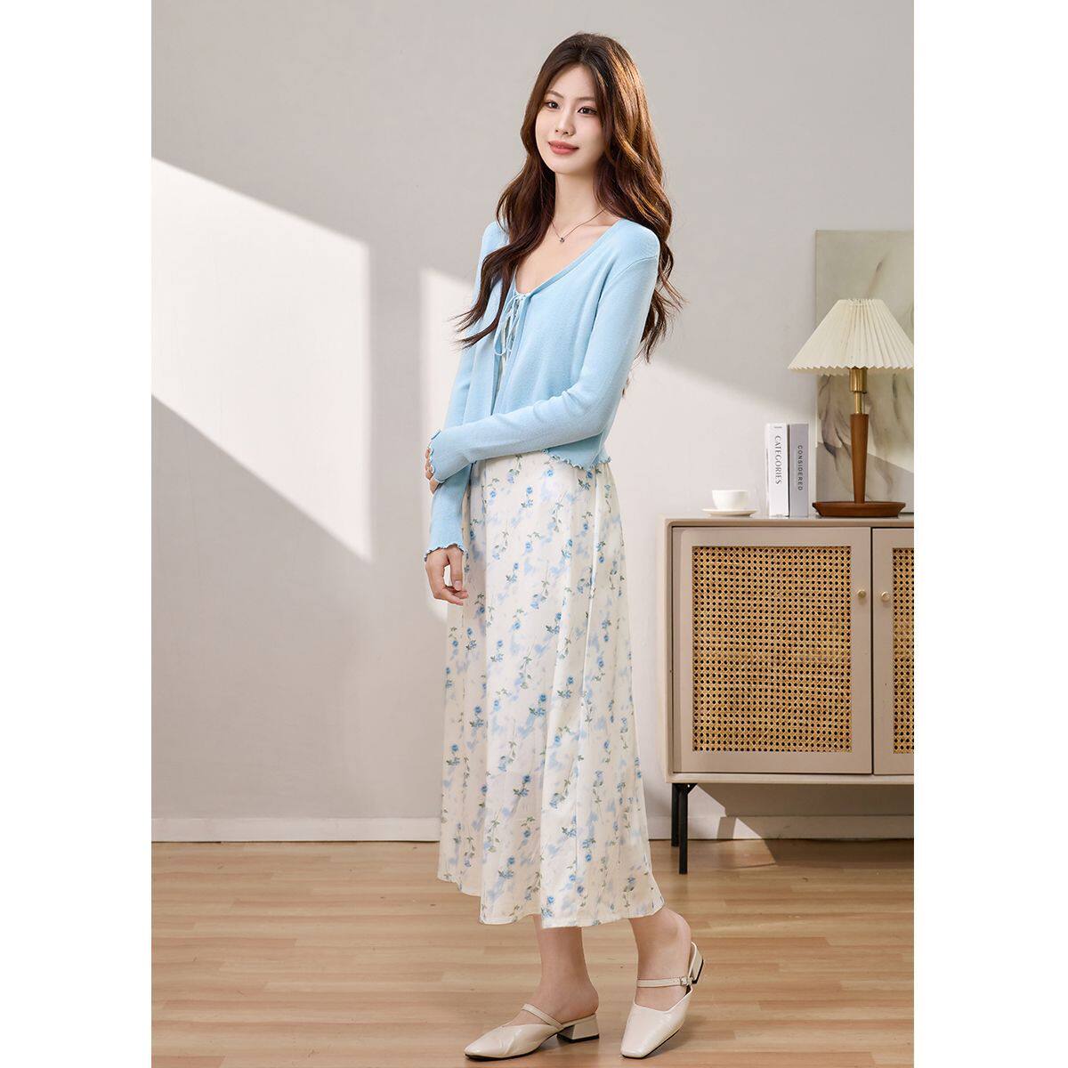 早春碎花连衣裙法式吊带长袖款春季女韩系春装小个子收腰长裙温柔