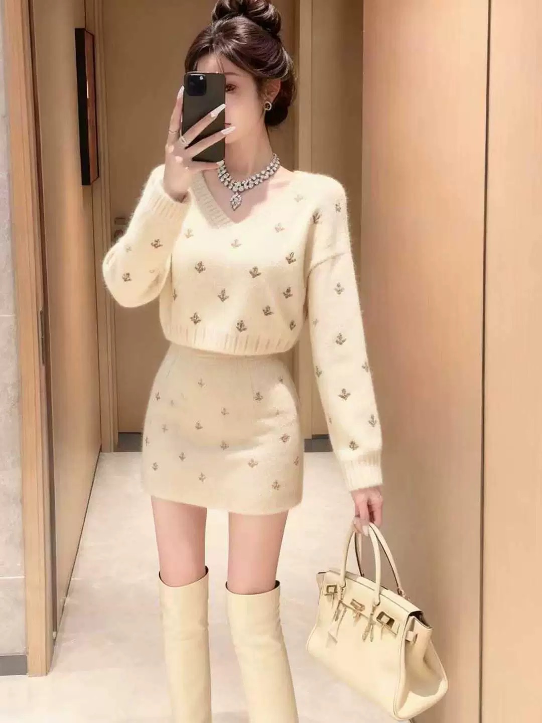 2025秋冬新款超好看套装女气质别致V领针织毛衣包臀短裙两件套