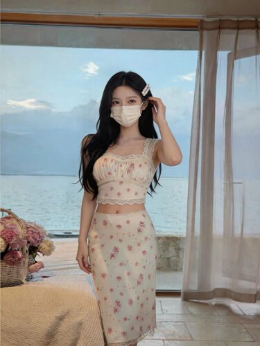 JAYKY YANG玛德琳花事法式蕾丝拼接短款上衣开叉修身半裙套装