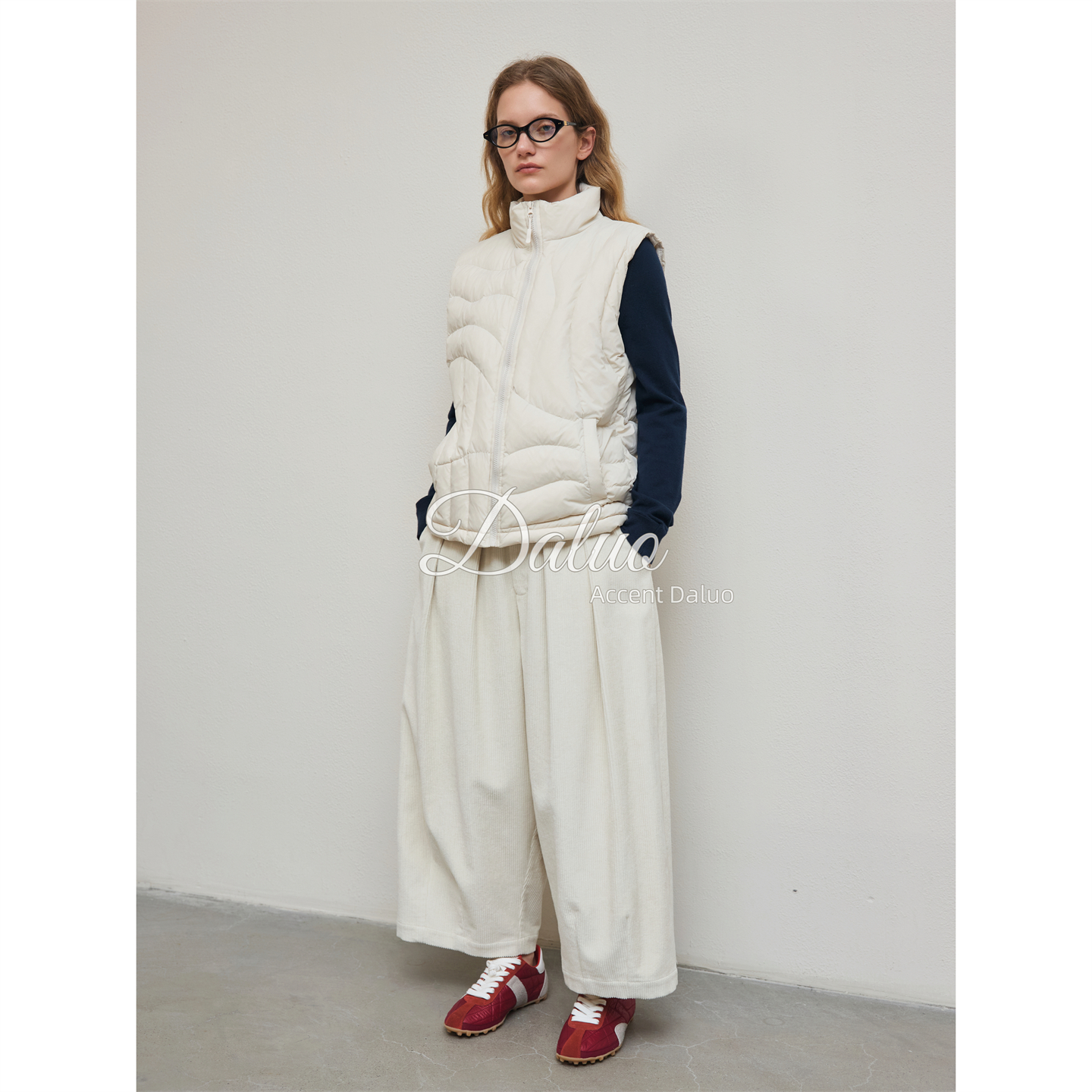 大罗Daluo25秋冬新款 时尚轻便百搭90白鸭绒不规则压纹立领马甲女