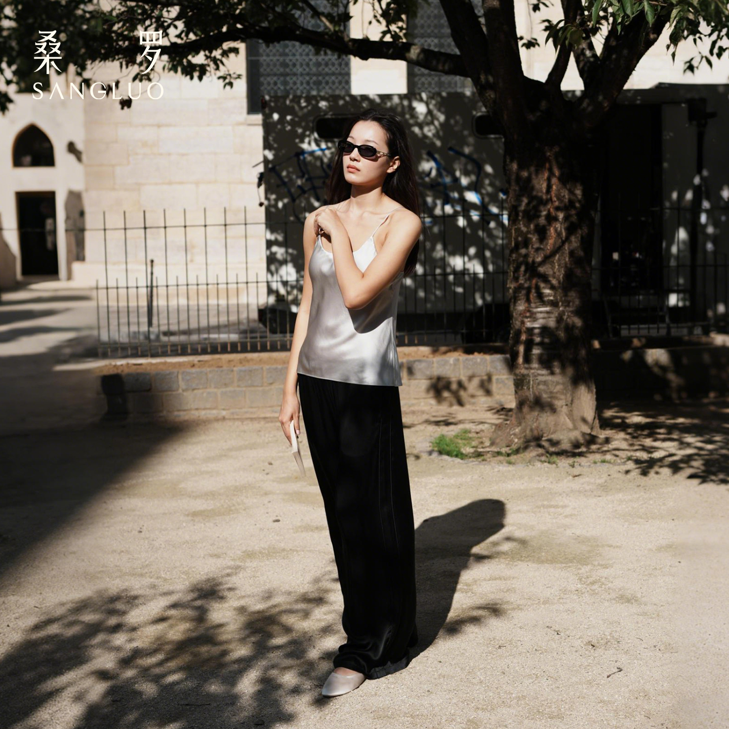 桑罗重磅真丝自带胸垫吊带上衣