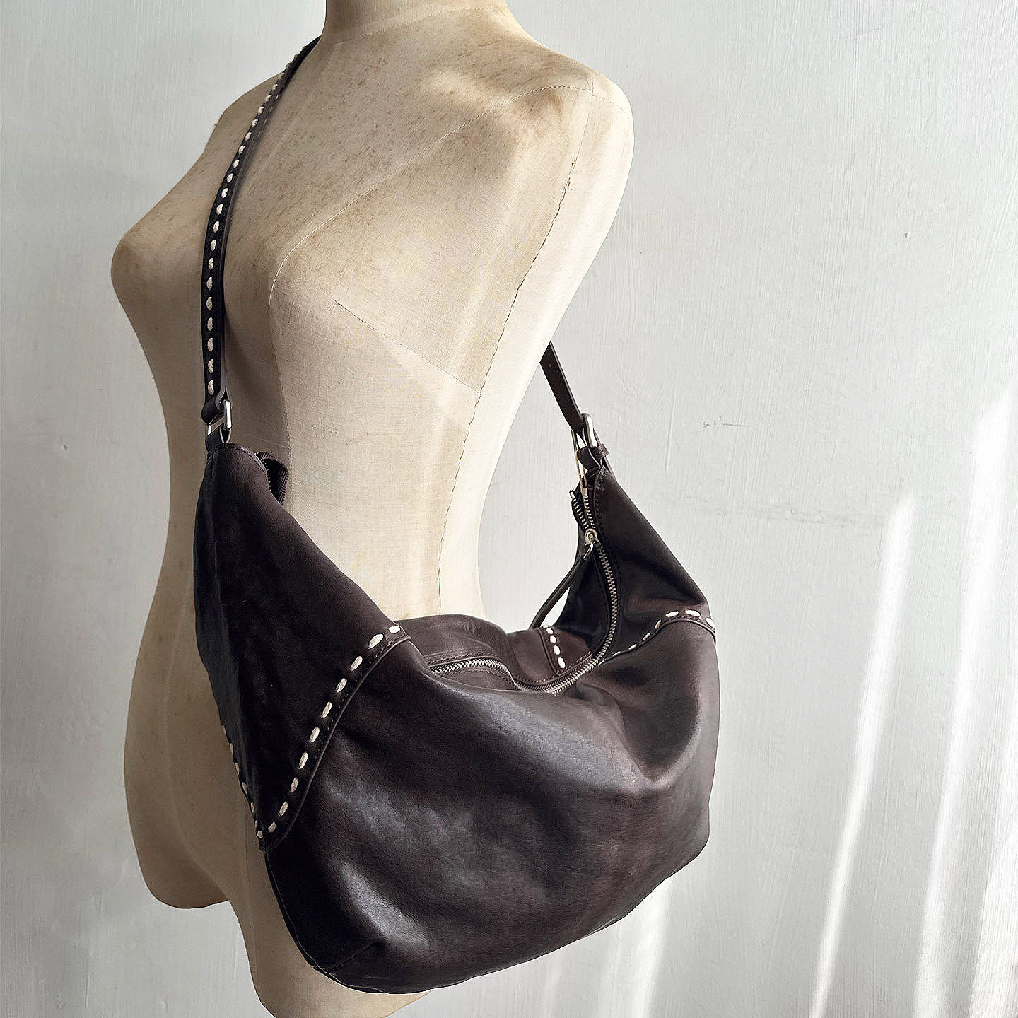 2026新款真皮女包~植鞣头层牛皮休闲单肩斜挎包百搭大容量牛角包