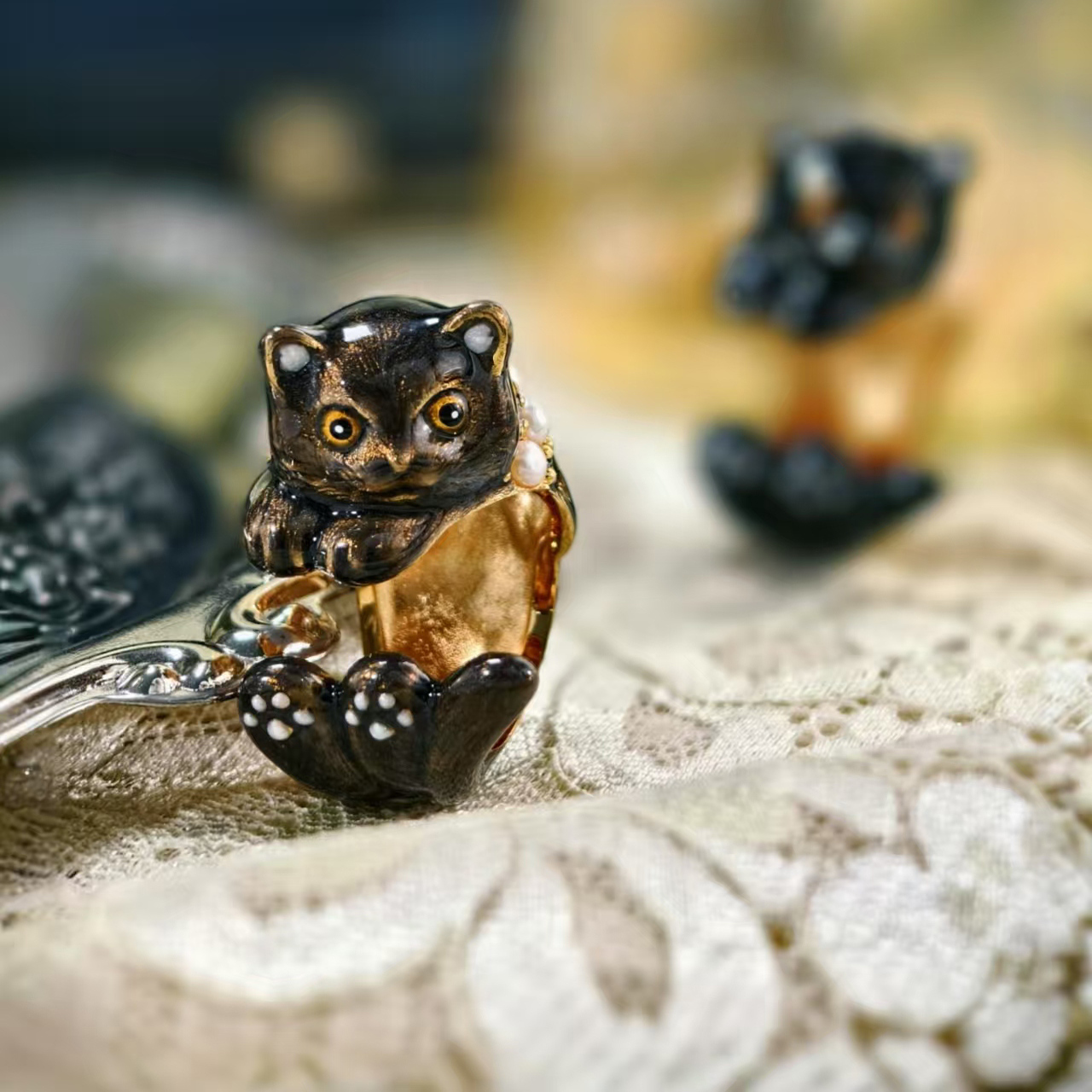 小黑猫原创设计戴珍珠项链