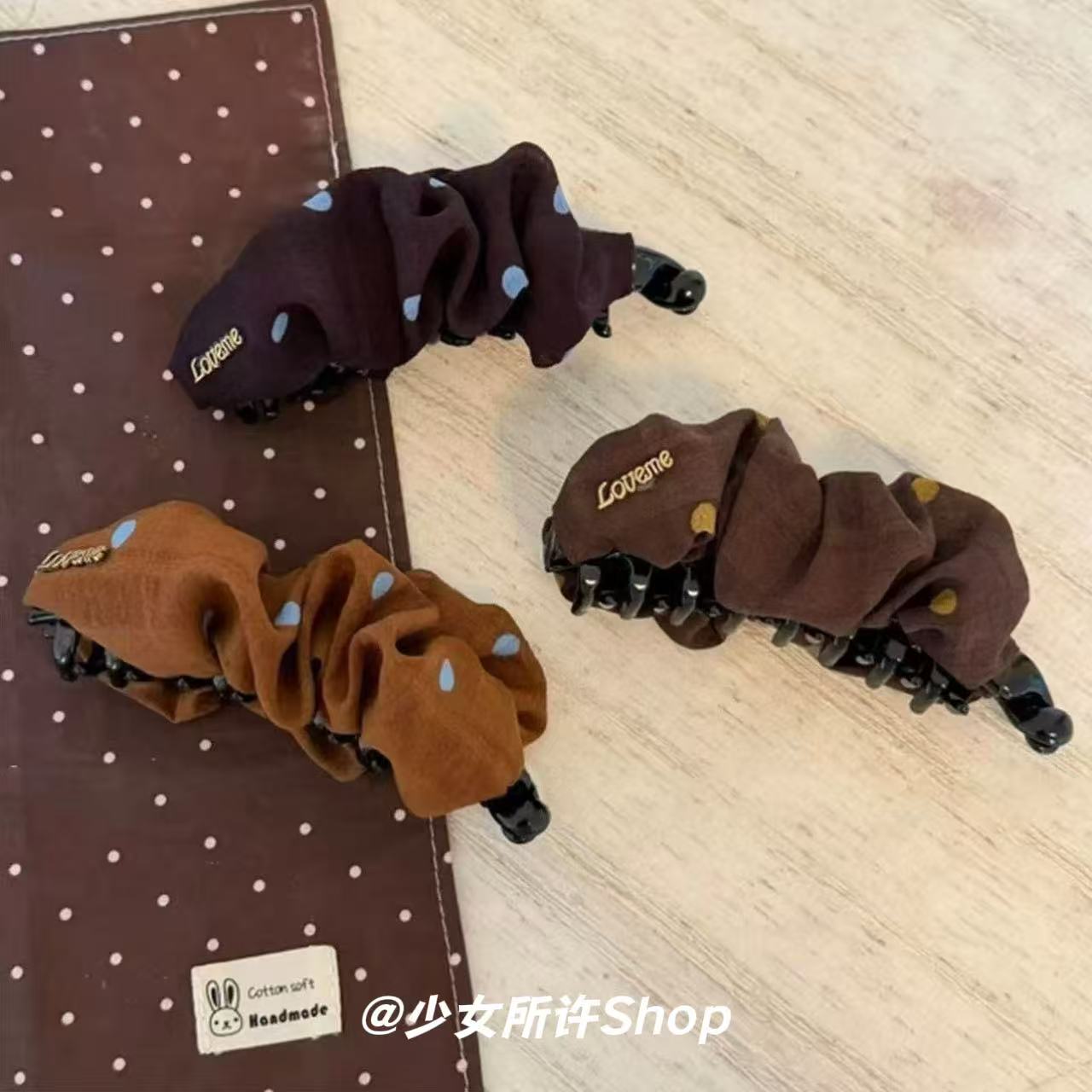 美拉德波点褶皱香蕉夹盘发高马尾