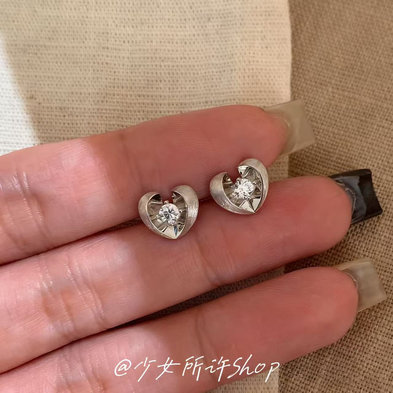 悬浮爱心灵动闪钻银拉丝耳钉