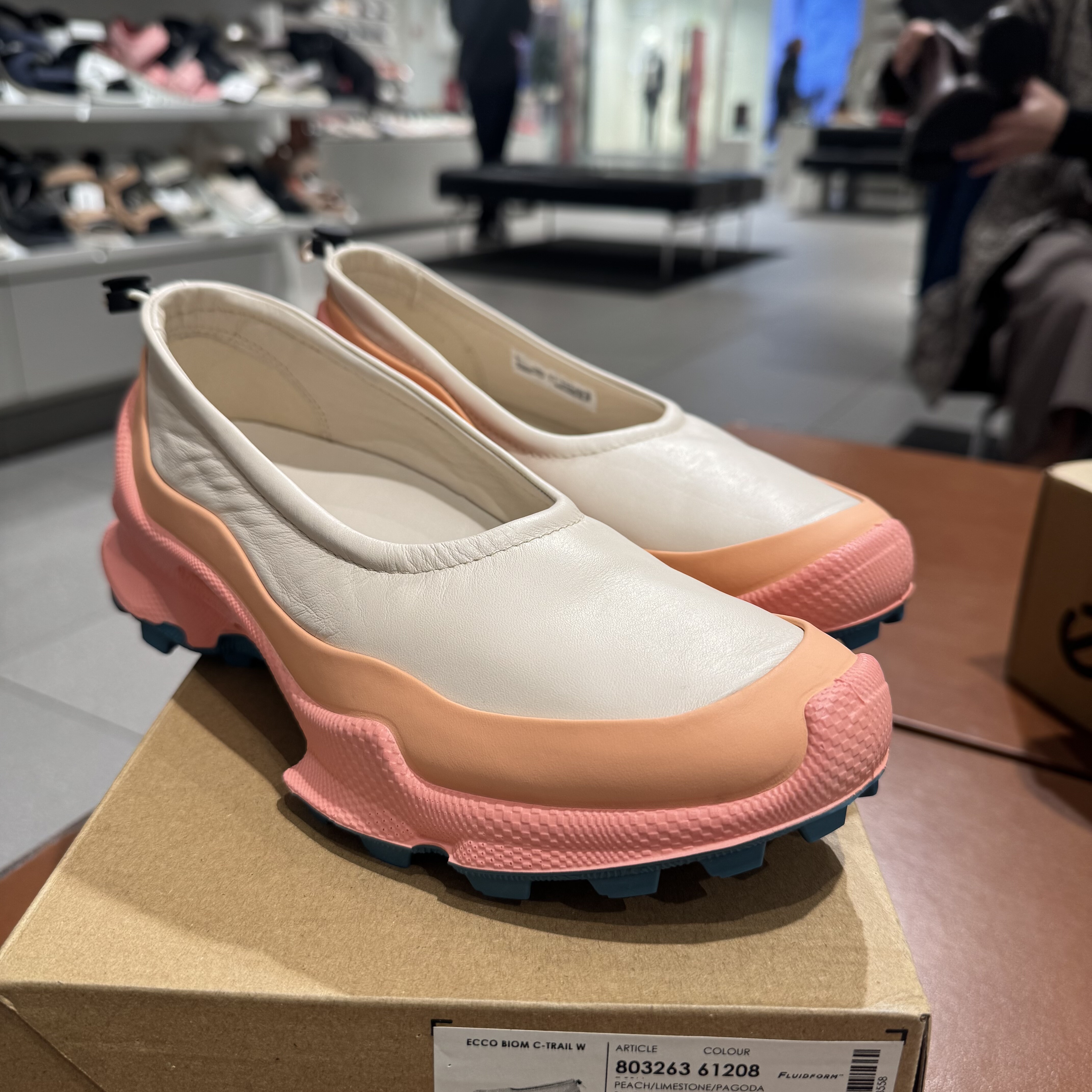 ECCO爱步女鞋运动鞋 休闲时尚轻盈浅口真皮舒适 健步C踪迹803263