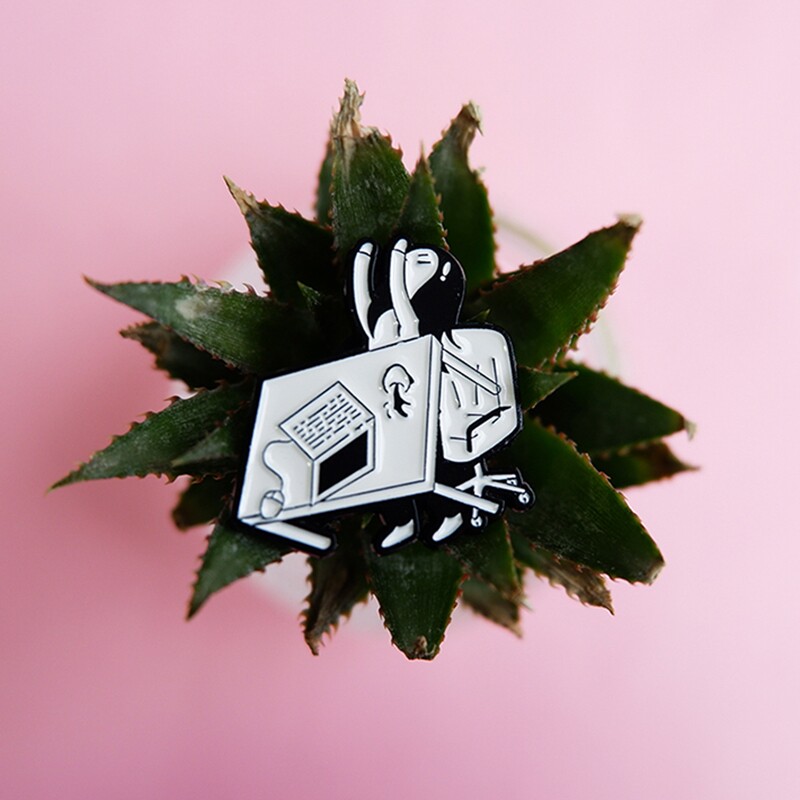 老娘不干啦暴躁女孩掀桌子胸针金属社畜徽章固定创意礼物幽默饰品