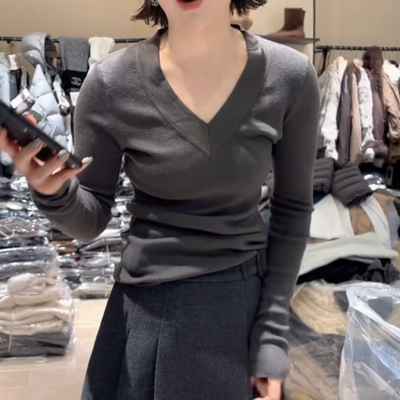 今年流行爆款高级感V领修身带垫肩内搭打底衫女2025新款T恤上衣