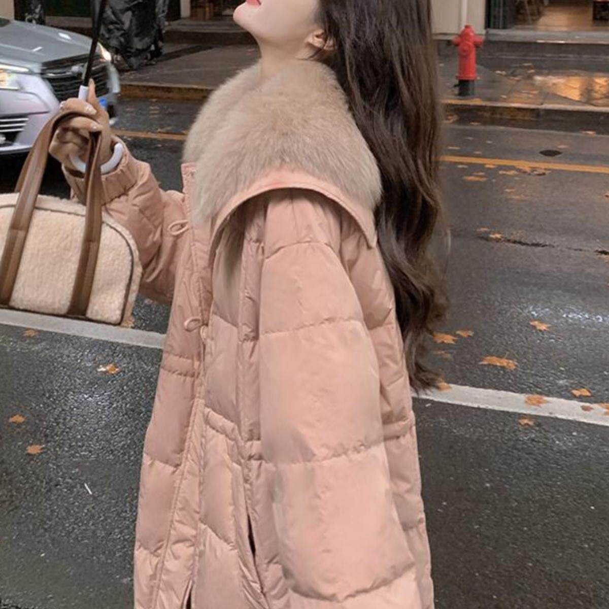 高级感粉色真毛领白鸭绒2025冬季新款中长款过膝加厚羽绒服外套女
